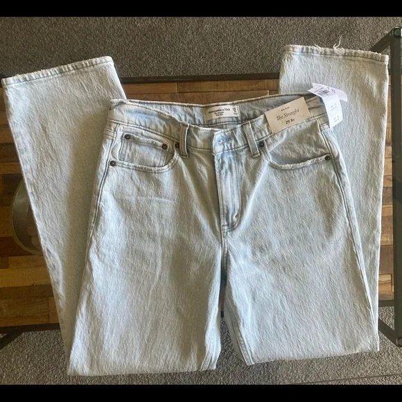 Abercrombie & Fitch Mid Rise The Straight Jeans - Picture 4 of 11